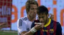 Enlace a Neymar ayudando a liar el piti a Coentrao