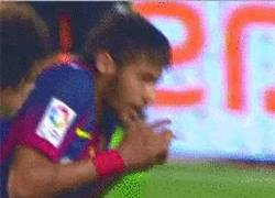 Enlace a GIF: Ojo el miedo que le tiene Neymar a Pepe