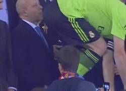 Enlace a GIF: Momento incómodo de Wert con Iker Casillas