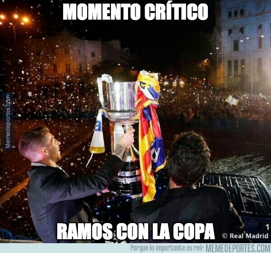 300807 - Uno de los momentos críticos, Ramos con la Copa