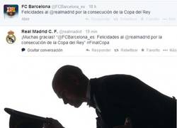 Enlace a El FCBarcelona felicita al Real Madrid por la Copa en Twitter y el RealMadrid les agradece el gesto