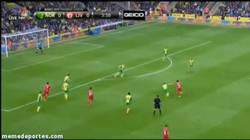 Enlace a GIF: El golazo de Sterling desde Jamaica