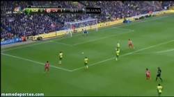 Enlace a GIF: El gol 30 de Suárez, gran pase de Sterling