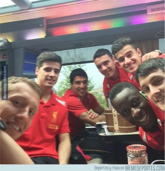 302616 - Selfie del Liverpool tras la victoria ante el Norwich