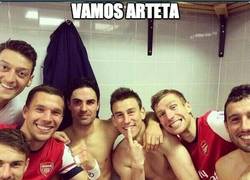 Enlace a Los jugadores del Arsenal pinchando a Arteta para que muestre el diente que le falta