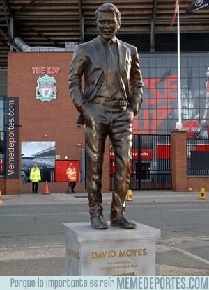 306724 - Estatua colocada hoy en Anfield en agradecimiento a Moyes #humoringlés