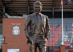 Enlace a Estatua colocada hoy en Anfield en agradecimiento a Moyes #humoringlés