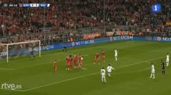 Enlace a GIF: El gol que culmina la goleada. 0-4 de falta de Cristiano