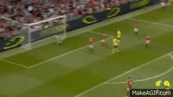 Enlace a GIF: Gol de Larsson que aprieta al United y pone a prueba a Giggs