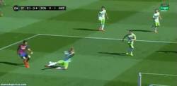 Enlace a GIF: Gol de Alexis, tras un rebote, que adelanta al Barça