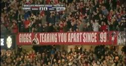 Enlace a Cartel de homenaje a Giggs en Old Trafford, tras su debut de jugador y técnico en un mismo partido