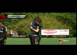 Enlace a VÍDEO: Así da la bienvenida Balotelli a El-Shaarawy en su vuelta a los entrenamientos
