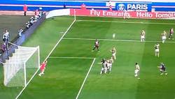 Enlace a GIF: Con este gol Zlatan consigue el premio al mejor gol de la Ligue 1 2013/14