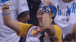 Enlace a GIF: Reacción de una fan de los Thunder tras ganar el partido