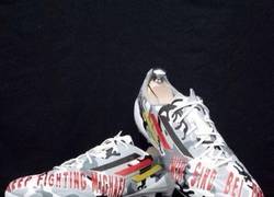 Enlace a Éstas son las botas de Podolski para la final de la FA Cup, en honor a Schumacher