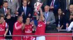 Enlace a GIF: Así levanta el Arsenal su primera copa en 9 años