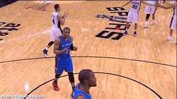 Enlace a GIF: Westbrook le dice a la estrella del equipo, Kevin Durant, que despierte