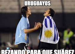 Enlace a Uruguayos rezando para que Suárez llegue al Mundial