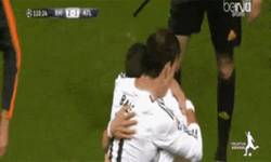 Enlace a GIF: Gareth Bale, el único que le reconoció el esfuerzo a Di María