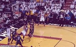 Enlace a GIF: Espectacular mate de LeBron James a la media vuelta contra los Pacers