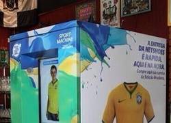 Enlace a En Brasil, durante el Mundial, habrá máquinas en las que puedas comprar camisetas de fútbol