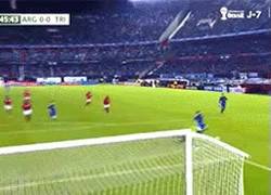 Enlace a GIF: Así fue el increíble fallo de Messi en la línea de gol