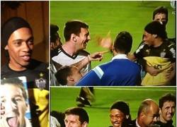 Enlace a Un fan increíblemente parecido a Ronaldinho le saca una sonrisa a Messi