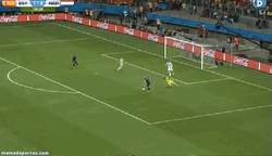 Enlace a GIF: 5º gol de Holanda. Humillación a Casillas
