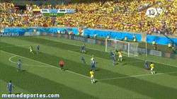 Enlace a GIF: Después de 16 años, Colombia vuelve, y como no, anotando el primer gol