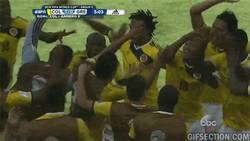 Enlace a GIF: Y éste es el baile que se han marcado los jugadores de Colombia después del gol