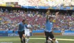 Enlace a GIF: Penalti a favor de Uruguay. ¿Es o no es?