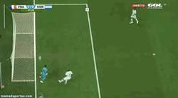 Enlace a GIF: Benzema marca el segundo, un gol con el que estrenamos la nueva tecnología anti-goles fantasma