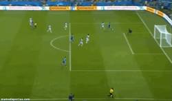 Enlace a GIF: ¡Sorpresa! Gol de Bosnia. Aún hay esperanzas para ellos