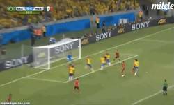 Enlace a GIF: Ochoa es un muro. Brasil no consigue marcar