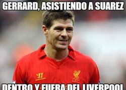 Enlace a Gerrard no puede parar de asistir a Luis Suárez