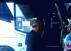 Enlace a GIF: Del Bosque tratando de quedarse en el mundial subiendo al bus de Chile