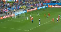 Enlace a GIF: Y penalti fallado por Benzema, e increíble rechace al larguero