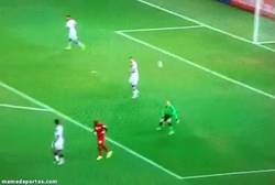 Enlace a GIF: Increíble fail de Neuer provocando un ataque de corazón a toda Alemania
