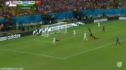 Enlace a GIF: Cuidado que Dempsey está mandando a casa a Portugal con este gol