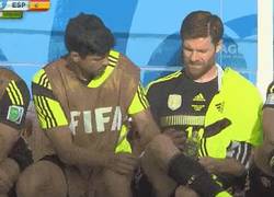 Enlace a GIF: Diego Costa intenta depilar a Xabi Alonso