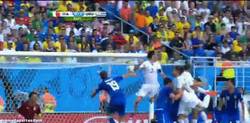 Enlace a GIF: ¡Gol de Uruguay! ¡Godín de cabeza! Italia eliminada