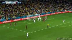 Enlace a GIF: Otro fallo más del portero de Rusia provoca el gol de Argelia. Rusia eliminada