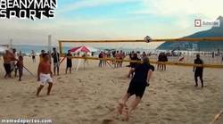 Enlace a GIF: ¡Cuidado! Wenger marcándose un Van Persie en la playa