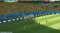 Enlace a GIF: ¡Se adelanta Brasil a Chile! Gol en propia puerta de Jara