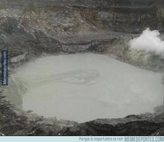 352638 - Imagen de la copa del mundo en el volcán Poás en Costa Rica. ¿Una señal?