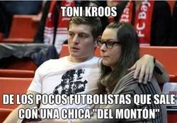 Enlace a Kroos no sale con un pibón. Si ficha por el Madrid, ¿cuánto tardará en dejarla?