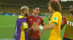 Enlace a GIF: David Luiz y Alves animando a James #respect