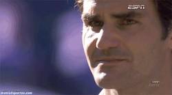 Enlace a GIF: A todos se nos cae el alma viendo a Federer llorar tras perder Wimbledon