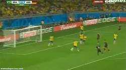 Enlace a GIF: Y el tercero, gol de Kroos. Empieza la humillación a Brasil
