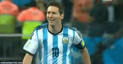 Enlace a GIF: Messi, alegría a más no poder. Fíjate bien, está corriendo